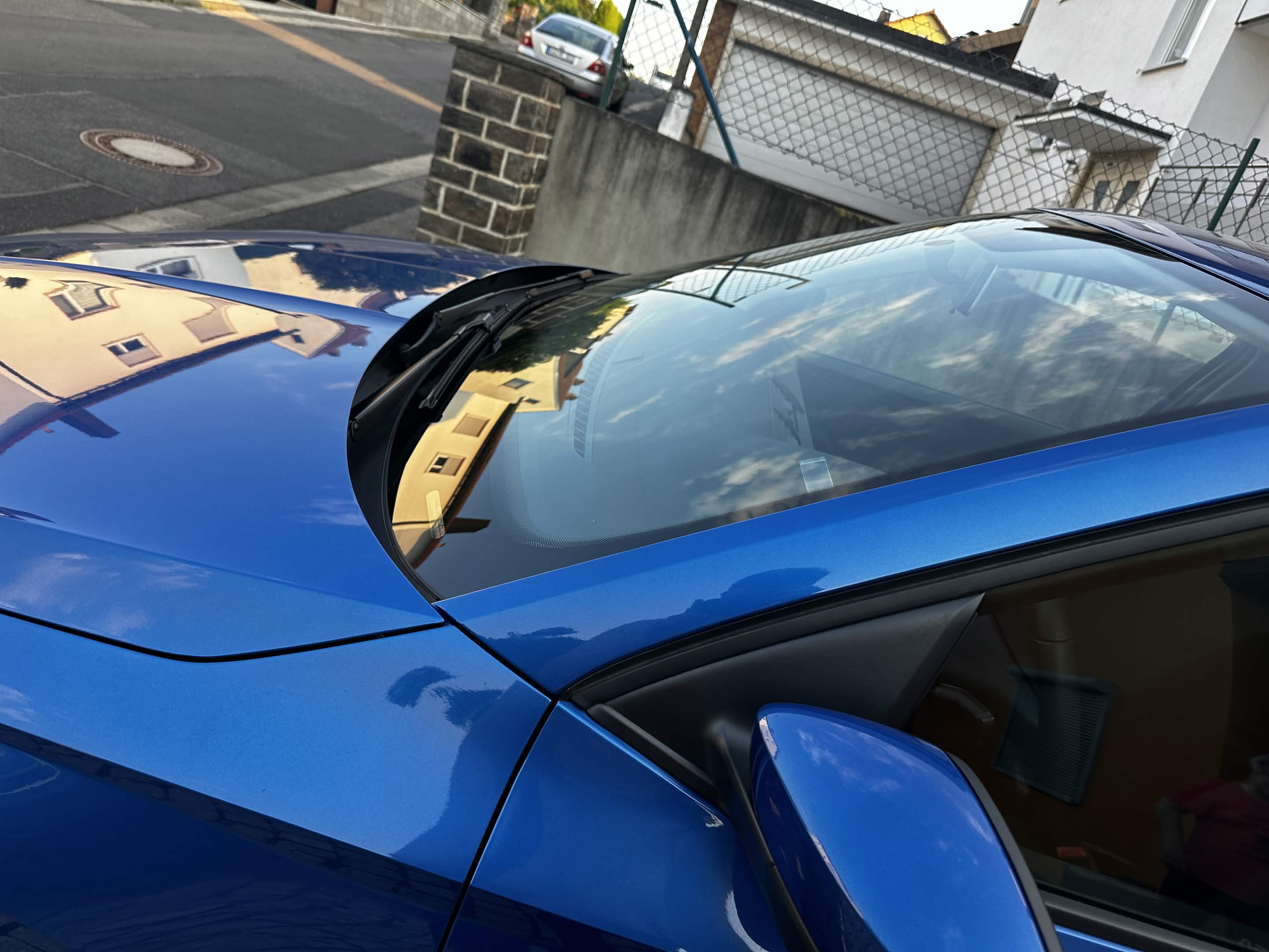 Detailarbeit an der Fahrzeugaußenfläche