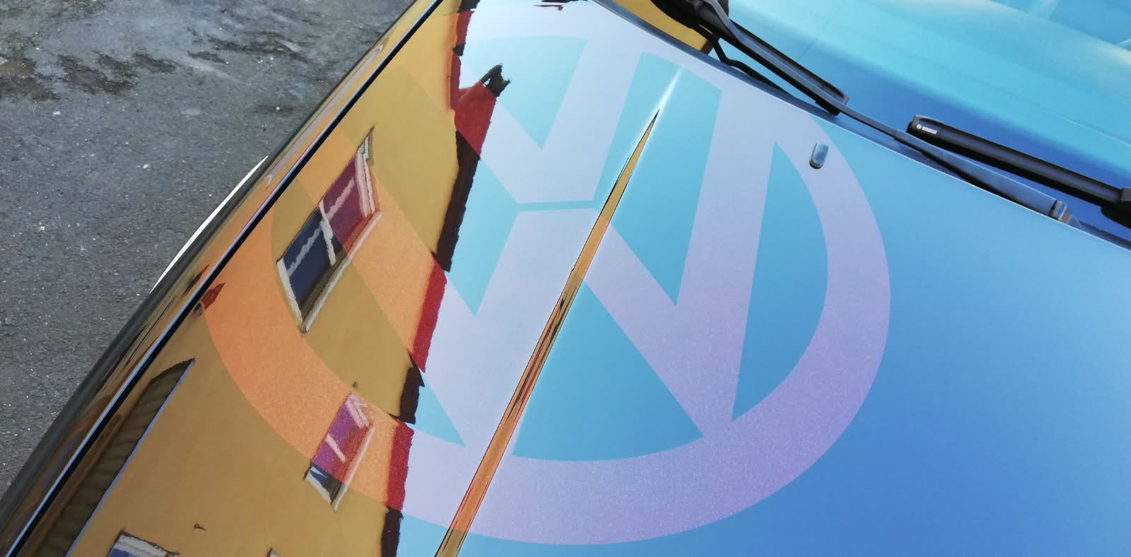 Polierte Motorhaube mit VW-Logo