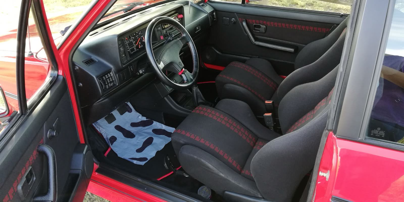 Klassischer VW-Innenraum mit Papier-Schutzmatte
